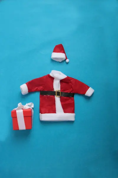 Santa Kleding Een Geschenk Een Rode Doos Blauwe Achtergrond Plat — Stockfoto