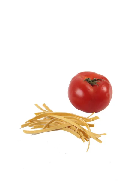 Nudeln Und Tomaten Auf Weißem Hintergrund Bild Enthält Kopierraum — Stockfoto