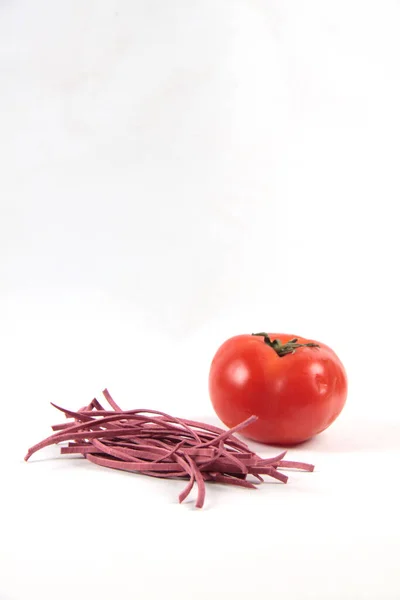 Rüben Wurzel Nudeln Und Tomaten Isoliert Auf Weißem Hintergrund Bild — Stockfoto