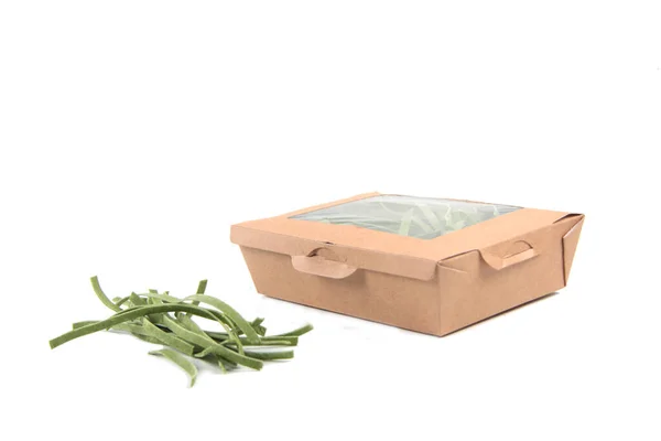 一盒菠菜面 用白色背景隔开 图像包含复制空间 — 图库照片
