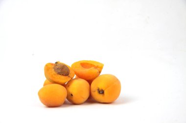 Beyaz arka planda izole edilmiş bir kayısı yığını. Resim kopyalama alanı içeriyor