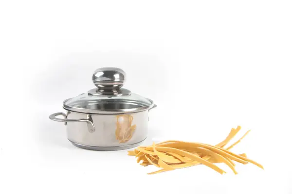 Noodles Και Κατσαρόλα Απομονώνονται Λευκό Φόντο Εικόνα Περιέχει Κενό Αντιγραφής — Φωτογραφία Αρχείου