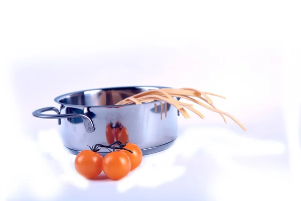 Nudeln Einem Topf Und Tomaten Isoliert Auf Weißem Hintergrund Kochkonzept — Stockfoto