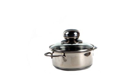 Beyaz arka planda izole edilmiş gümüş renkli bir tencere. Yemek pişirme konsepti