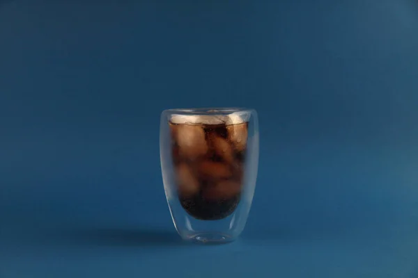 さわやかな飲み物 青の背景に隔離されたアイスコーラのガラス — ストック写真
