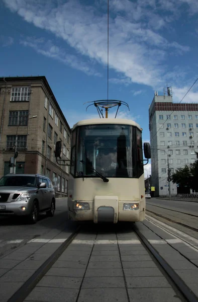 Novosibirsk caddesindeki eski tramvay. Ulaşım kavramı
