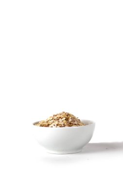 Beyaz arka planda bir kase yulaf ezmesi. Resim kopyalama alanı içeriyor