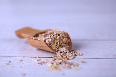 Beyaz ahşap arka planda izole edilmiş kaşık dolusu yulaf ezmesi. Resim kopyalama alanı içeriyor