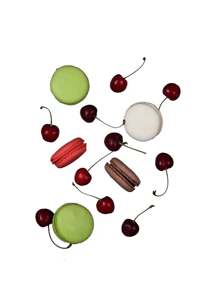 Macarons Van Verschillende Kleuren Kersen Die Zweven Tegen Een Witte — Stockfoto