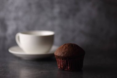 Gri arka planda izole edilmiş kek ve beyaz bardak. Resim kopyalama alanı içeriyor