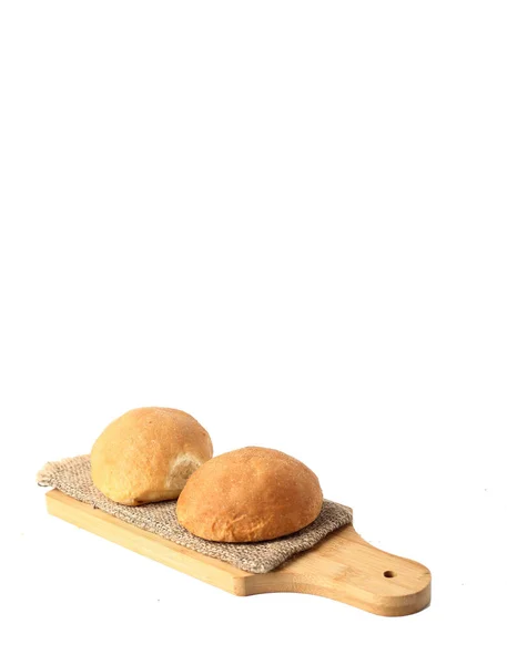 Zwei Brötchen Auf Einem Schneidebrett Isoliert Auf Weißem Hintergrund Bild — Stockfoto