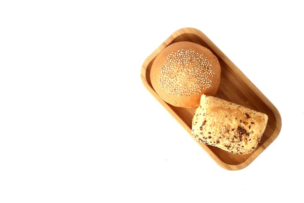两个面包包在一块木板上 隔离在白色的背景平面上 图像包含复制空间 — 图库照片