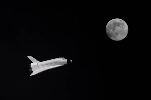 Vesmírný Program Vesmírná Loď Letící Měsíc Proti Černému Pozadí — Stock fotografie