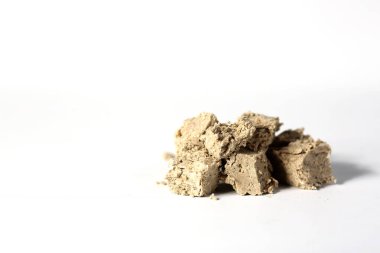 Beyaz arka planda izole edilmiş bir halva yığını. Resim kopyalama alanı içeriyor