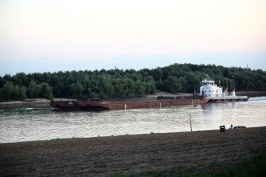 Nehirde yüzen boş bir mavna