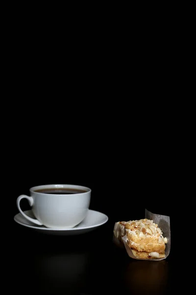 Uma Xícara Chá Pastelaria Francesa Isolada Fundo Preto Imagem Contém — Fotografia de Stock