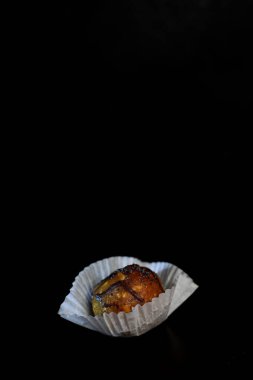 Siyah arka planda Fransız pastası izole edildi. Resim kopyalama alanı içeriyor