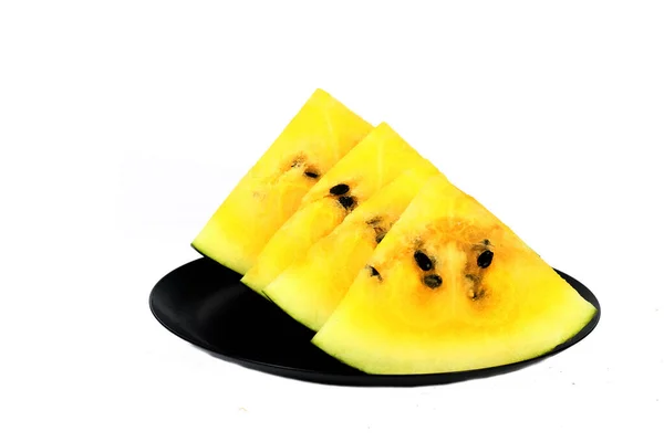 Wyciąć Żółty Melon Wodny Czarnej Płycie Izolowane Białym Tle Koncepcja — Zdjęcie stockowe