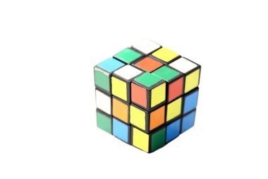 Mantıklı oyun konsepti - Rubik küpü beyaz arka planda izole edildi. Rubik Küpü Macar mimar Erno Rubik tarafından icat edildi.