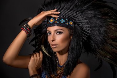 genç kadın Amerikan Kızılderili kostümü