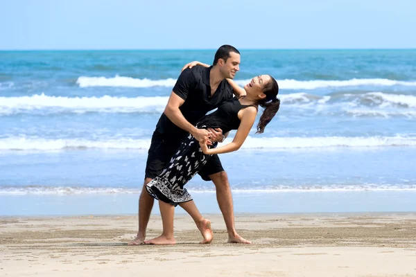 Feliz pareja romántica interracial disfrutando en la playa —  Fotos de Stock
