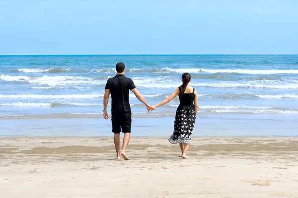 Feliz pareja interracial caminando en la playa —  Fotos de Stock