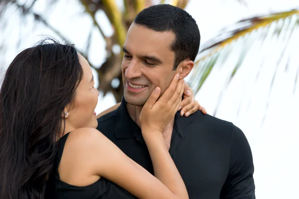 Retrato de pareja interracial feliz enamorada al aire libre —  Fotos de Stock