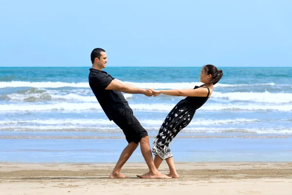 Счастливая межрасовая пара наслаждается на пляже — стоковое фото