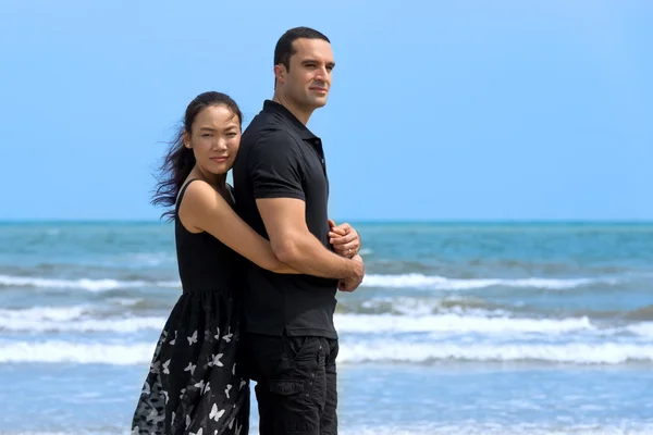 Glücklich exotisch paar auf strand — Stockfoto