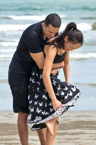 Paar genieten op het strand — Stockfoto