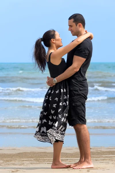 Feliz pareja interracial en la playa — Foto de Stock