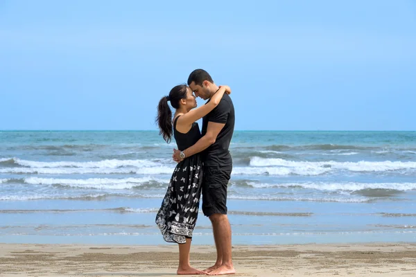 Glückliches romantisches Paar am Strand — Stockfoto