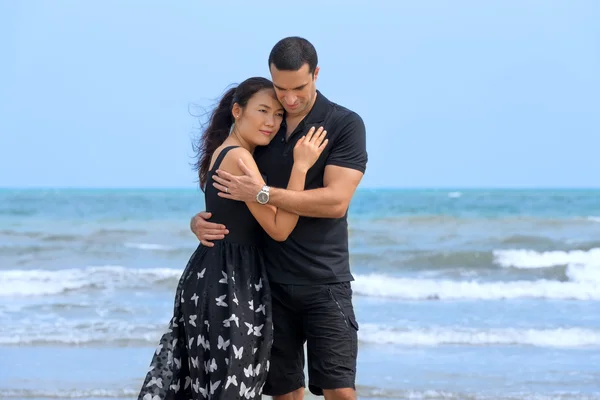 Glücklich romantisch exotisch paar auf strand — Stockfoto
