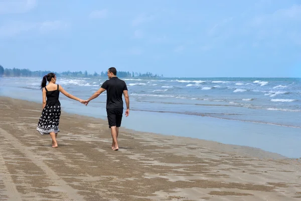 Feliz pareja interracial caminando en la playa — Foto de Stock