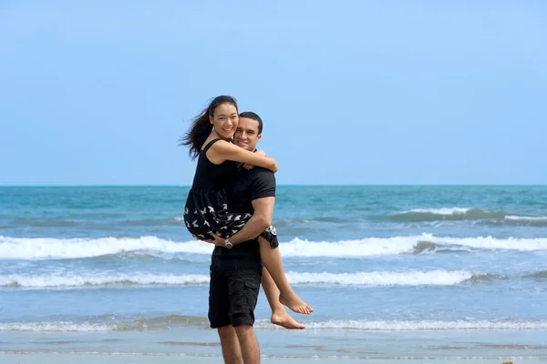 Gelukkige Sex tussen verschillendre rassen paar genieten op het strand — Stockfoto