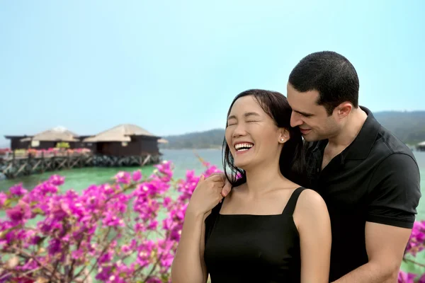 愛のバンガローと海の側で幸せな異人種間のカップル — ストック写真