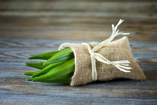 Un montón de okra o dedos de dama en una bolsa —  Fotos de Stock