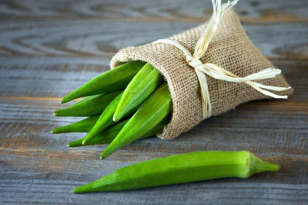 Un montón de okra o dedos de dama en una bolsa —  Fotos de Stock