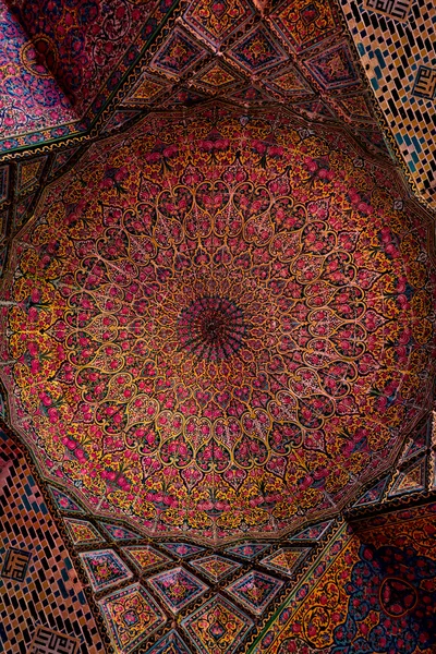 Detalhe da decoração do teto em Nasir al Molk em Shiraz — Fotografia de Stock