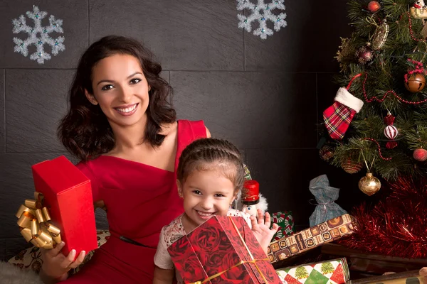 Glückliche Familie mit einem Weihnachtsgeschenk — Stockfoto