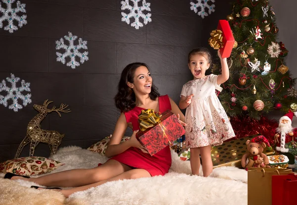 Mãe e filhas com presente de Natal — Fotografia de Stock