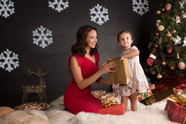 Família feliz com presentes de Natal — Fotografia de Stock