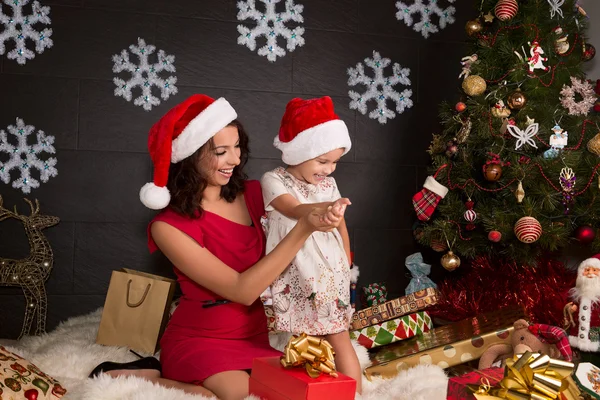 Mãe e filha com presentes de Natal ao redor — Fotografia de Stock