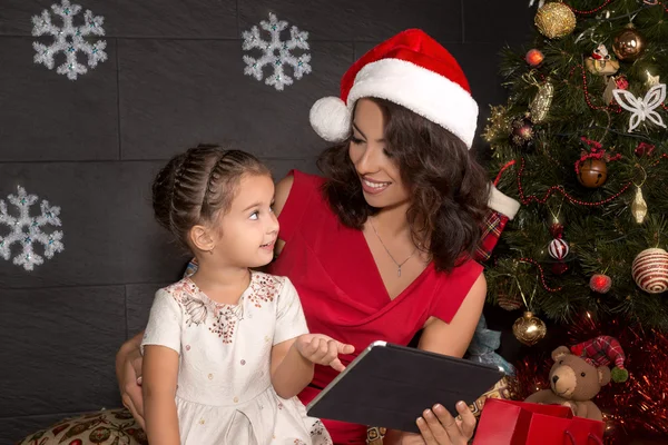 Lächelnde Familie mit Tablet-PC zur Weihnachtszeit — Stockfoto