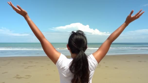 休暇とリラクゼーションのコンセプト アジアの美しい女性が熱帯のビーチで手を上げて幸せと陽気を感じています — ストック動画