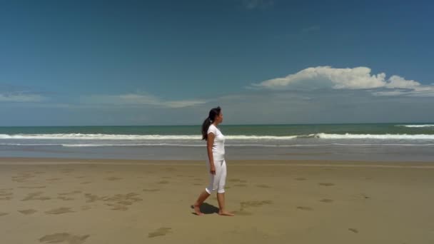 Urlaub Und Entspannungskonzept Asiatische Hübsche Frau Weiß Die Tropischen Strand — Stockvideo