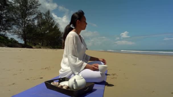 Wellness Und Entspannungskonzept Gesunde Und Schöne Asiatische Frau Weiß Sitzt — Stockvideo