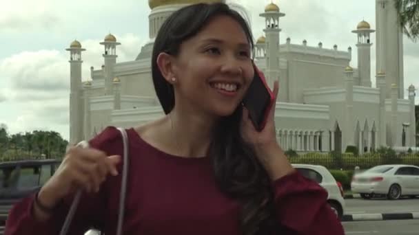 Cerca Feliz Asiática Joven Mujer Hablando Con Alguien Teléfono Móvil — Vídeo de stock