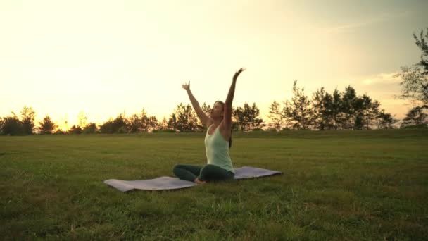 Mujer Joven Haciendo Ejercicio Yoga Parque Verde Atardecer — Vídeo de stock