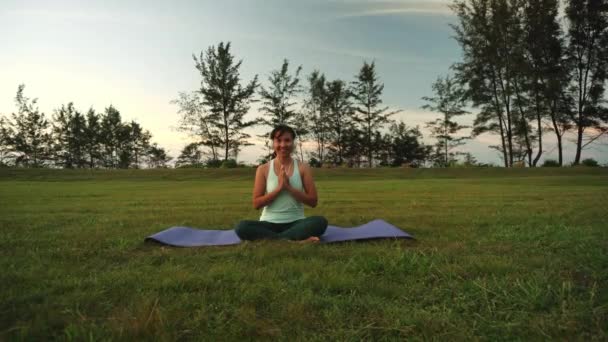 Mujer Sentada Aire Libre Haciendo Yoga Con Auriculares Concepto Fitness — Vídeos de Stock
